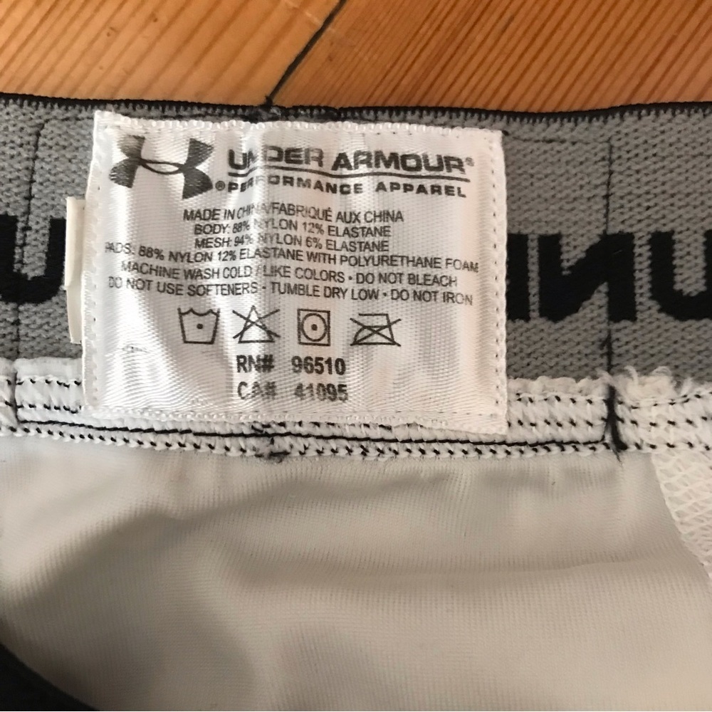 🏈Under Armour Compression Shorts with Padding - Picture 4 of 7